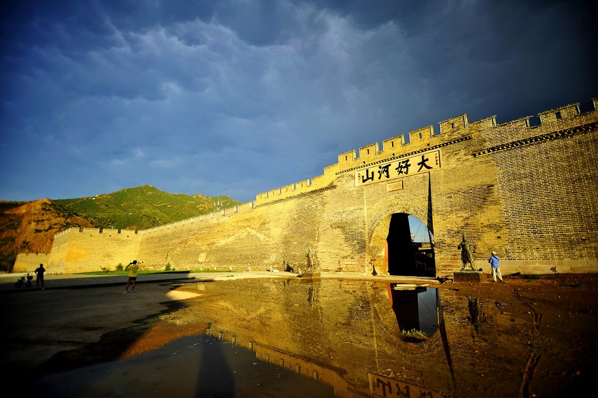 张家口古城墙下的历史风情画卷